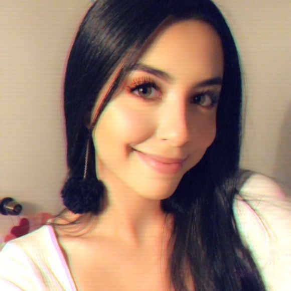 Meet your Posher, Natalie - Picture 2 of 2